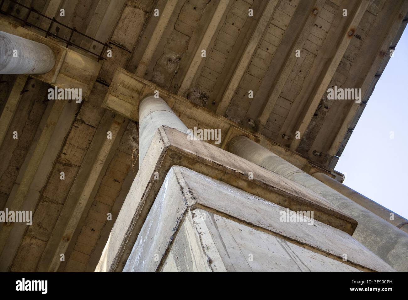 Montanti di supporto ponte. Vista del ponte dal basso. Foto Stock