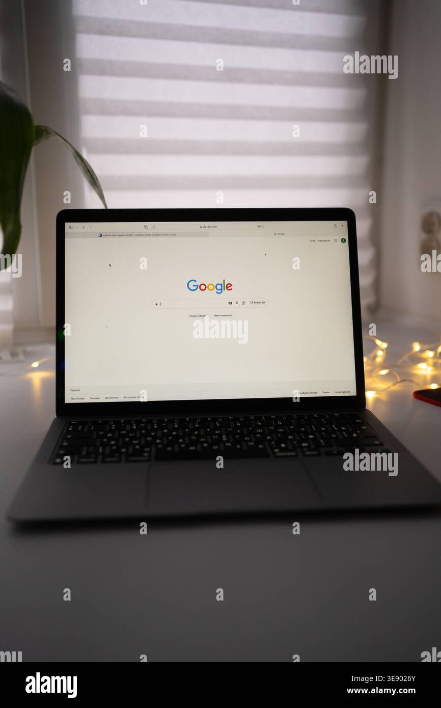 Odessa, Ucraina - 26 gennaio 2026 : motore di ricerca Google da un portatile. Foto Stock