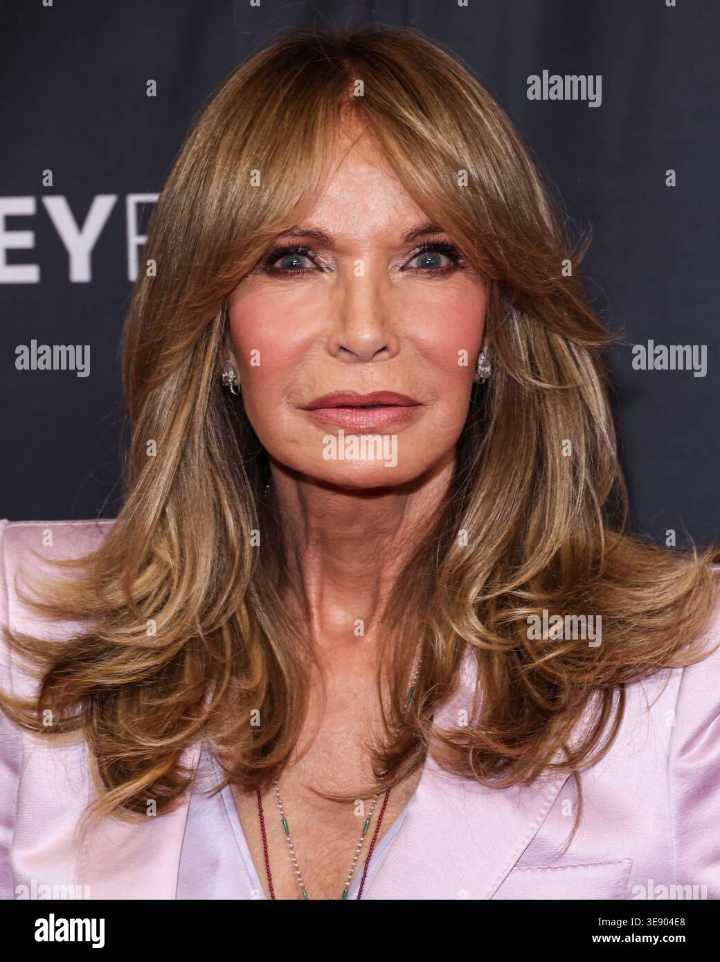 HOLLYWOOD, LOS ANGELES, CALIFORNIA, USA - 06 APRILE: Jaclyn Smith arriva al 2026 43esimo PaleyFest LA - 50th Anniversary Celebration della ABC 'Charlie's Angels' tenutosi al Dolby Theatre di Ovation Hollywood il 6 aprile 2026 a Hollywood, Los Angeles, California, Stati Uniti. (Foto di Xavier Collin/Image Press Agency) Foto Stock