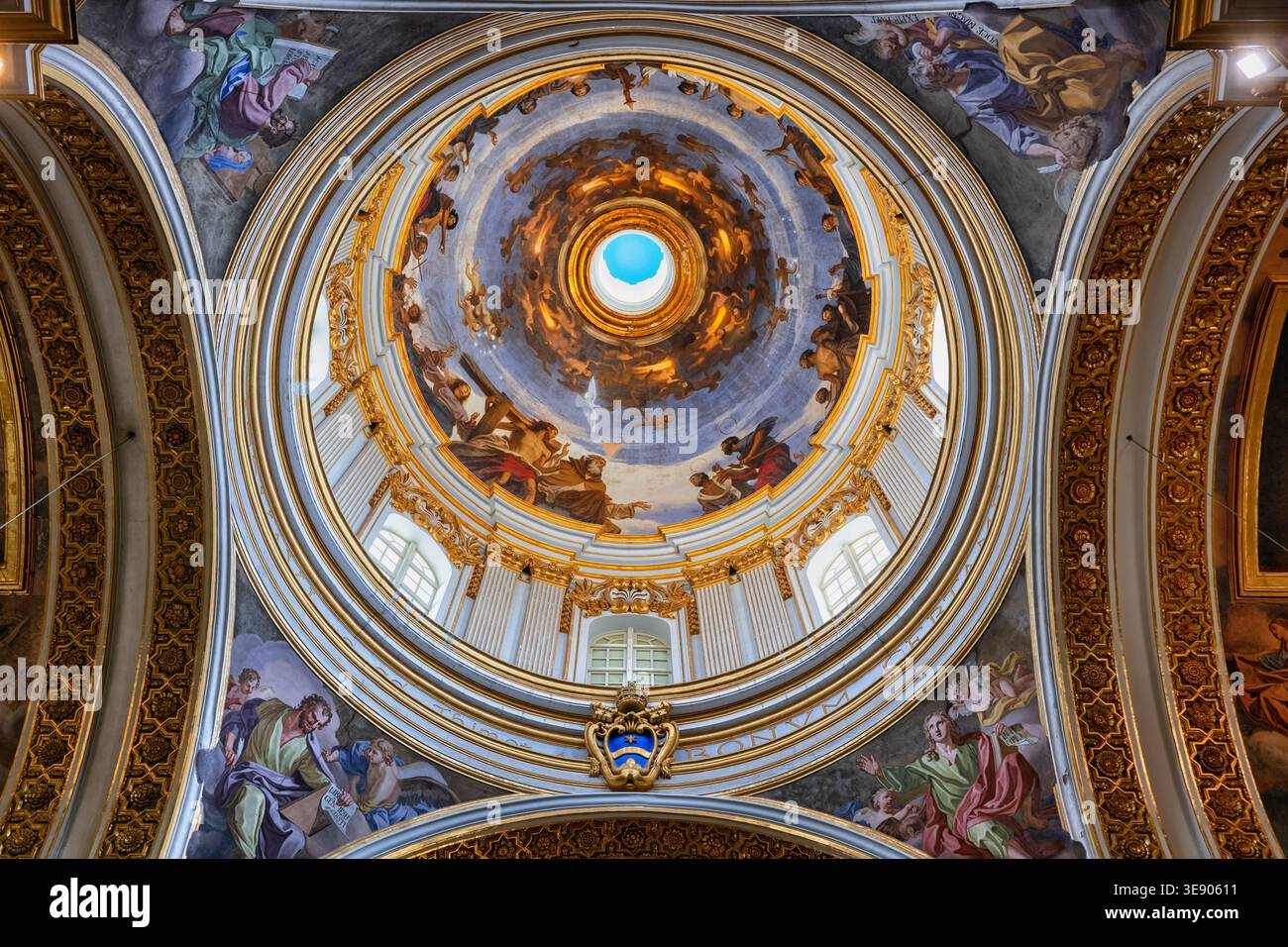 Cattedrale metropolitana di San Paolo interno a Mdina, Malta. Vista sul soffitto a cupola decorato con affreschi. Foto Stock