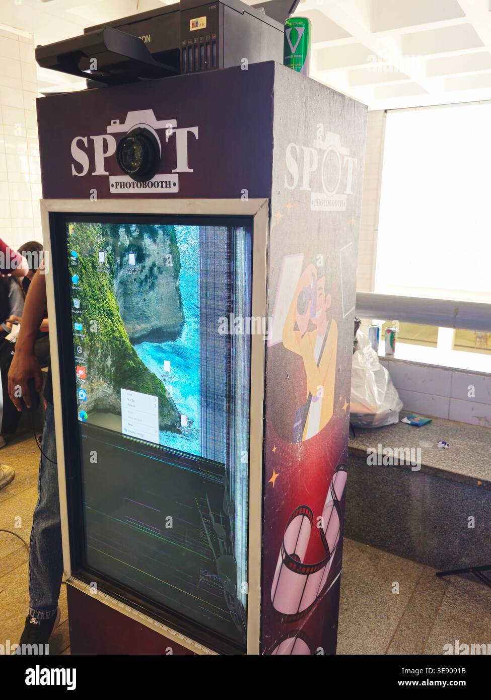 Cairo, Egitto, 14 aprile 2026: Lo SPOT Photo Booth, un moderno chiosco utilizzato per acquisire e stampare istantaneamente foto o video, è dotato di un sistema di automazione Foto Stock