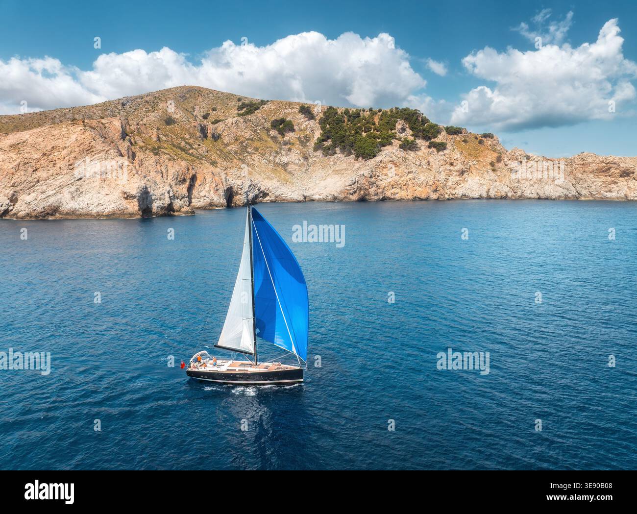 Vista aerea della splendida barca a vela. Barca sul mare in estate Foto Stock