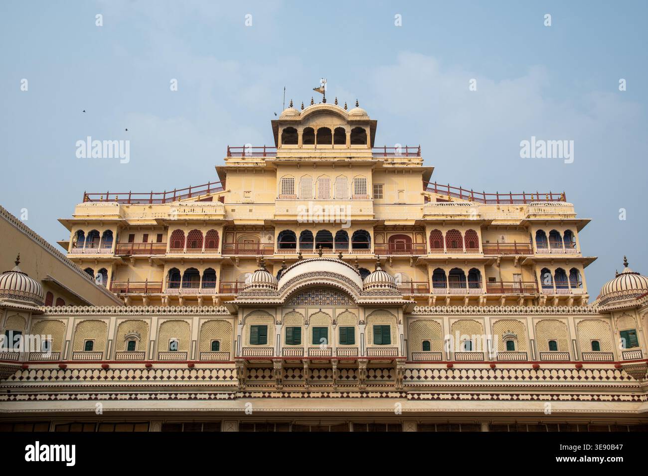 Facciata del palazzo Chandra Mahal con balconi e cupole ad arco a più piani, Palazzo della città, Jaipur, Rajasthan, India Foto Stock