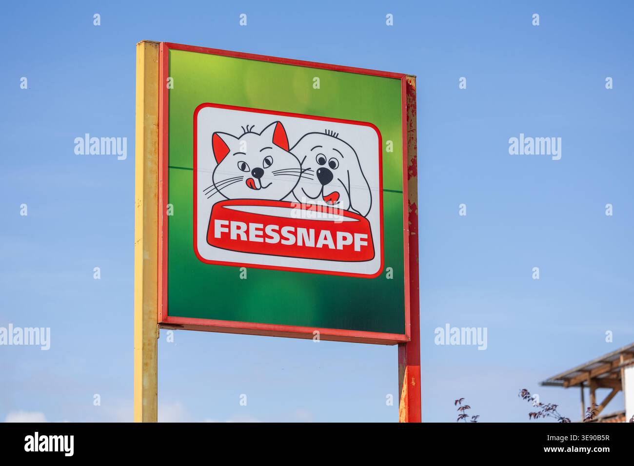 Logo del rivenditore di articoli per animali domestici FRESSNAPF su un cielo blu Foto Stock