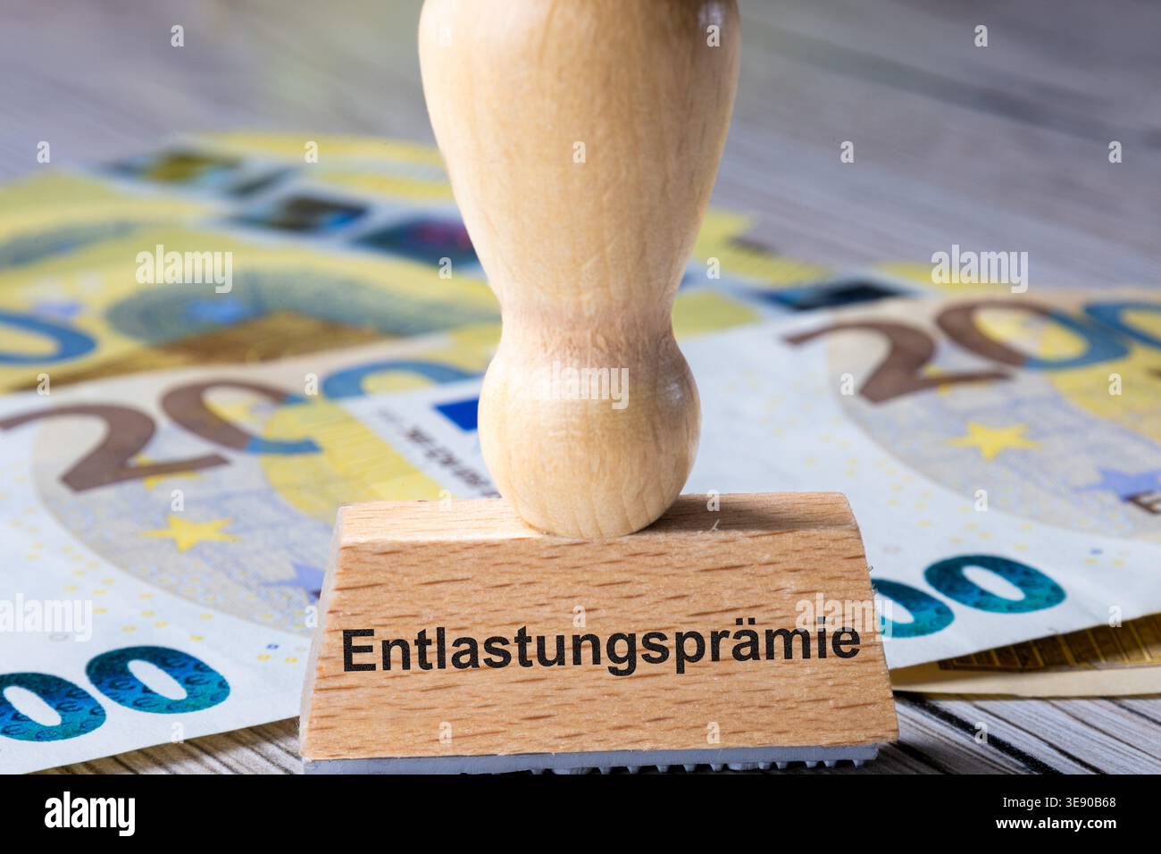 Timbro con l'iscrizione (aggiunta digitale) ENTLASTUNGSPRÄMIE sul fronte delle banconote in euro Foto Stock