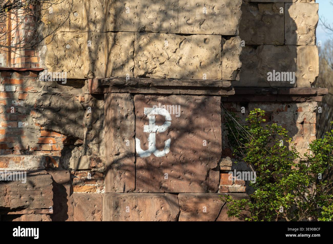Varsavia, Polonia, 12 aprile 2026: Il segno della rivolta di Varsavia sul muro storico con tracce di proiettili e frammenti di esplosioni, immagine editoriale Foto Stock