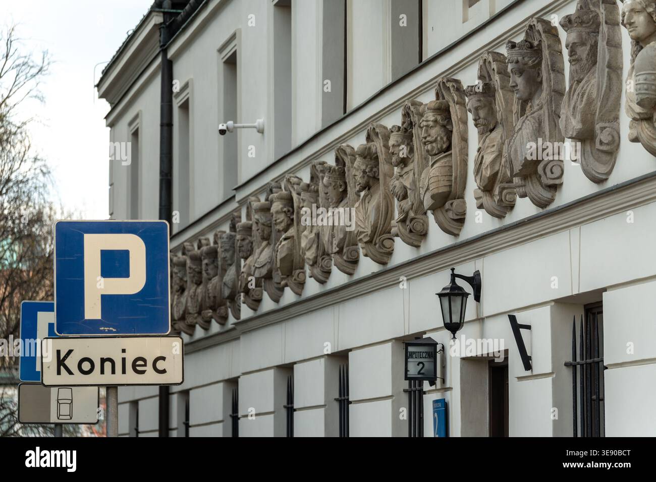 Varsavia, Polonia, 12 aprile 2026: Sculture di personaggi storici come guarderebbero il cartello che segna la fine del parcheggio, centro storico di Foto Stock