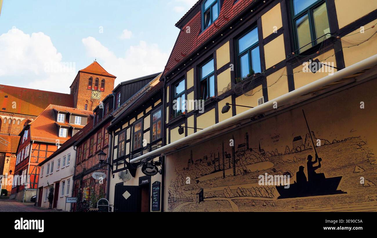 Waren, Germania, 22-08-2017 Descrizione: Case tradizionali in legno e murales a Waren Müritz, Germania. Foto Stock