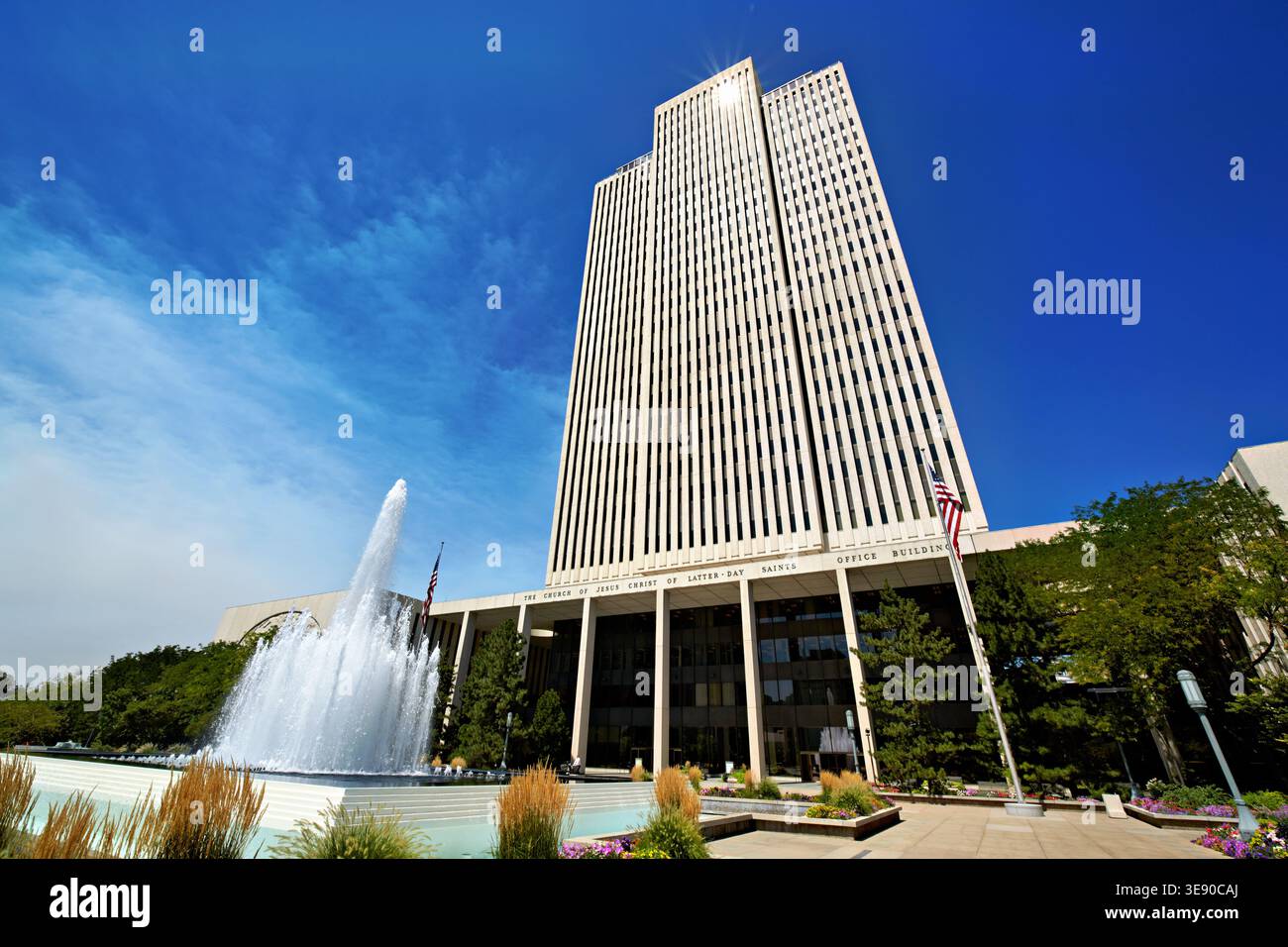 Questo luogo è l'ufficio principale della Chiesa di Gesù Cristo dei Santi degli ultimi giorni a Salt Lake City, Utah. Una fontana è di fronte. Foto Stock