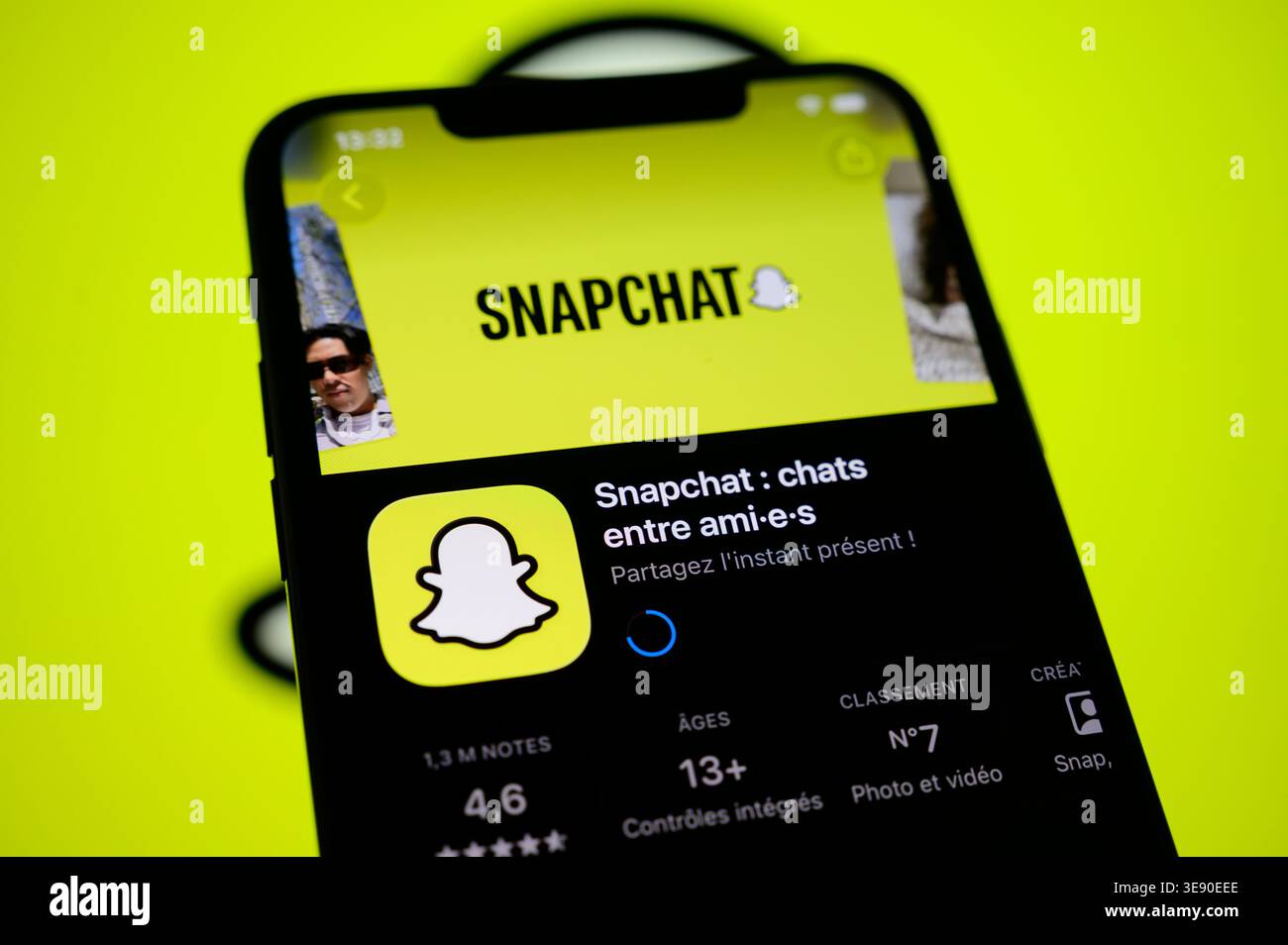 Parigi, Francia - 16 aprile 2026: La pagina dell'applicazione Snapchat sull'Apple App Store visualizzata sullo schermo di un iPhone. Foto Stock