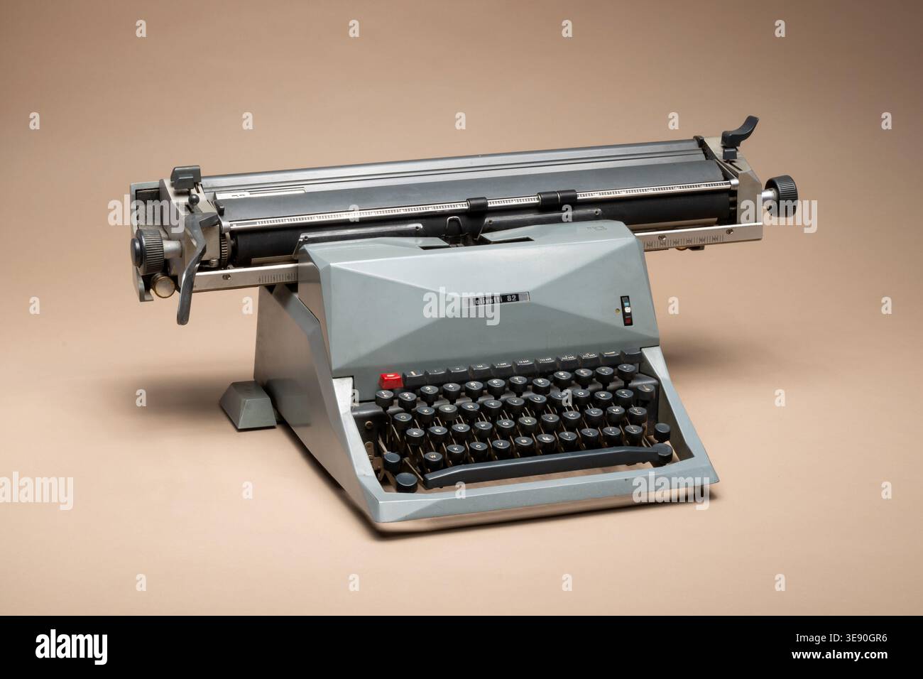Pavia, Lombardia, Italia-30 marzo 2026: Macchina da scrivere manuale Olivetti Diaspron 82 che rappresenta tecnologia vintage e comunicazione storica, 1959 Foto Stock