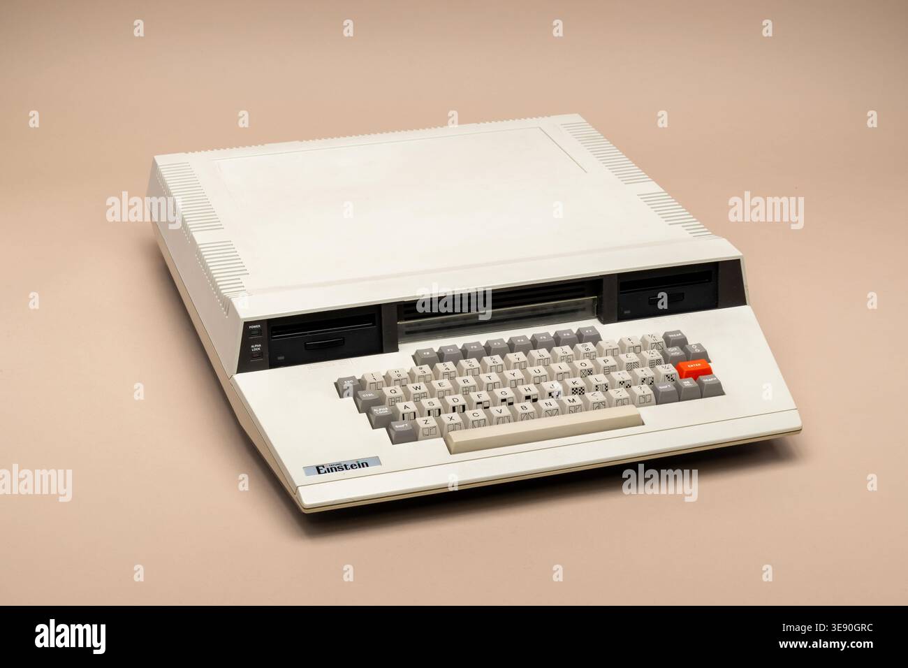 Pavia, Lombardia, Italia-30 marzo 2026: Home computer Tatung Einstein TC-01 vintage del 1984 in piedi su uno sfondo chiaro che mostra la tecnologia retrò Foto Stock