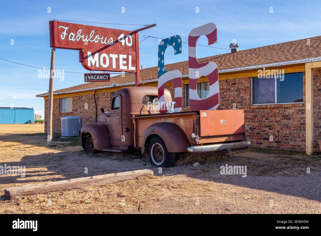 Motel vintage sulla Route 66 con cartello retrò e classico pick-up in un'ambientazione rurale lungo la strada dell'Arizona Foto Stock