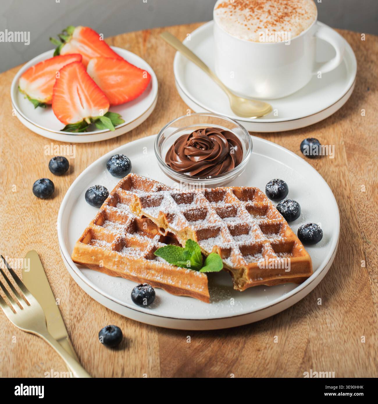 Waffle belgi waffle fatti in casa con fragole. Foto Stock