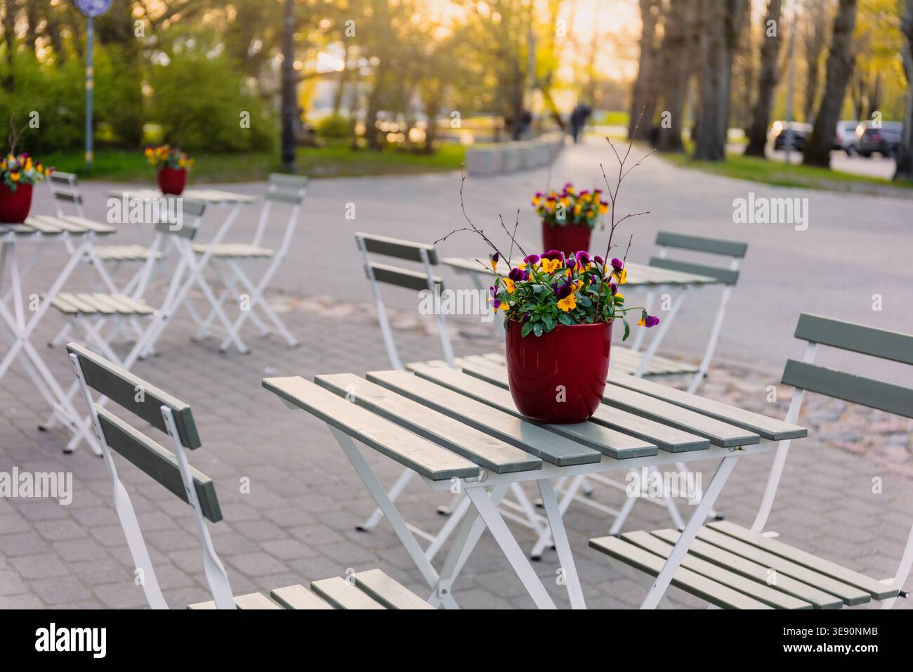 La disponibilità stagionale nello spazio urbano, poiché i posti a sedere all'aperto con tavoli e sedie rimangono inutilizzati nel parco liepaja, suggerendo la riapertura all'inizio della primavera e sempre Foto Stock