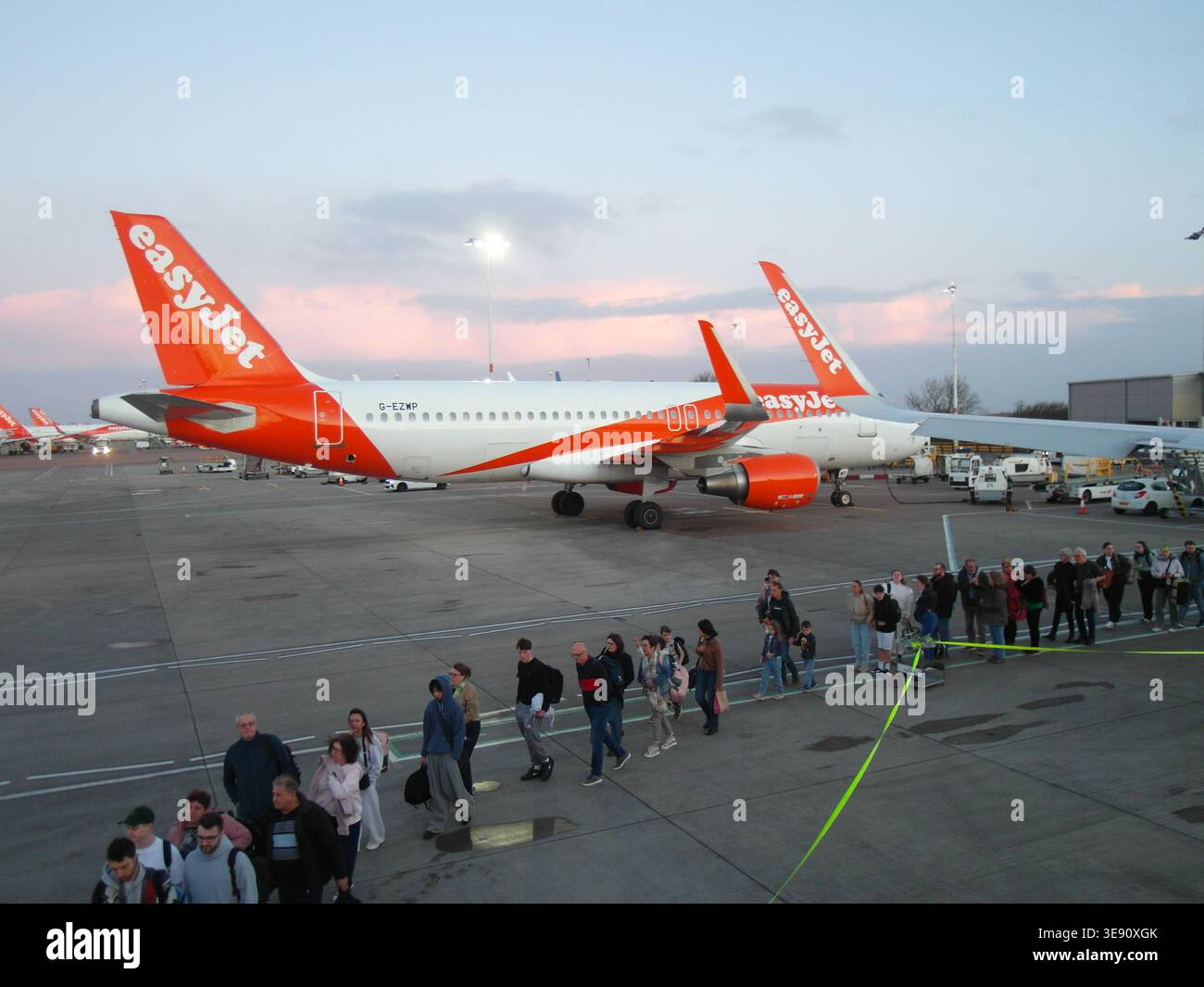 Passeggeri a bordo di un volo con aerei easyJet a terra presso l'aeroporto internazionale di Bristol, Bristol, Regno Unito Foto Stock