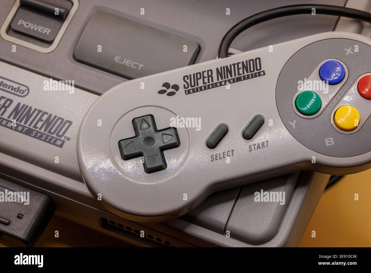 OURENSE, SPAGNA - 5 APRILE 2026: Primo piano del controller Super Nintendo Entertainment System (SNES) su console, iconico dispositivo di gioco anni '1990 con colori Foto Stock