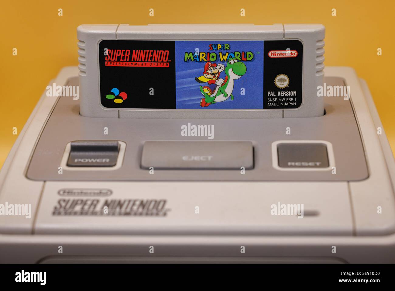 OURENSE, SPAGNA - 5 APRILE 2026: Super Nintendo Entertainment System (SNES) con cartucce di gioco che includono titoli e controller Super Mario, Classic 1 Foto Stock