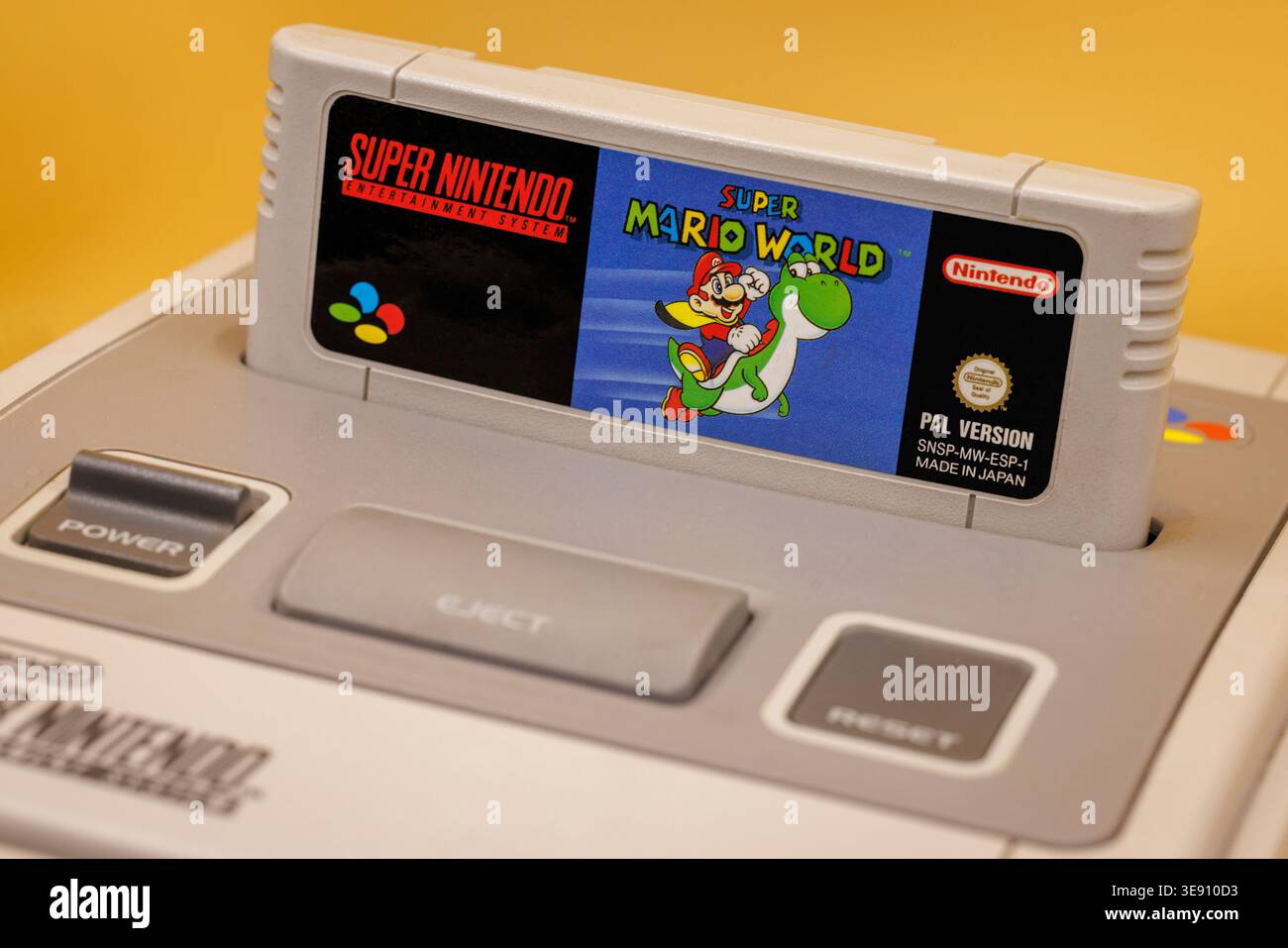 OURENSE, SPAGNA - 5 APRILE 2026: Super Nintendo Entertainment System (SNES) con cartucce di gioco che includono titoli e controller Super Mario, Classic 1 Foto Stock