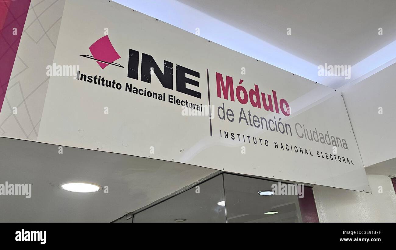 Città del Messico, Messico - 8 aprile 2026: Uffici del National Electoral Institute INE in CDMX per elaborare la carta d'identità degli elettori Foto Stock