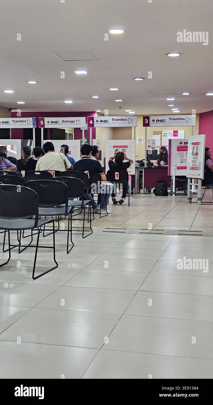 Città del Messico, Messico - 8 aprile 2026: Uffici del National Electoral Institute INE in CDMX per elaborare la carta d'identità degli elettori Foto Stock