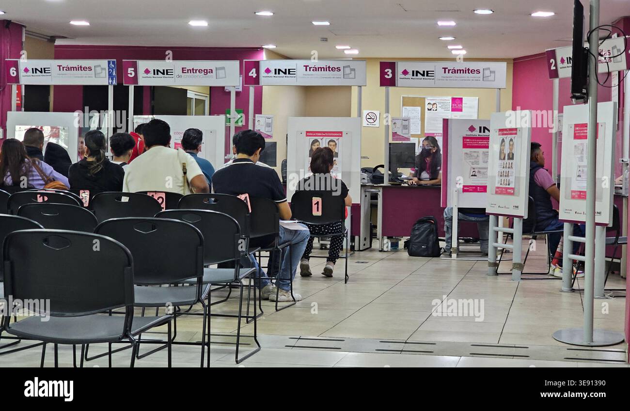 Città del Messico, Messico - 8 aprile 2026: Uffici del National Electoral Institute INE in CDMX per elaborare la carta d'identità degli elettori Foto Stock