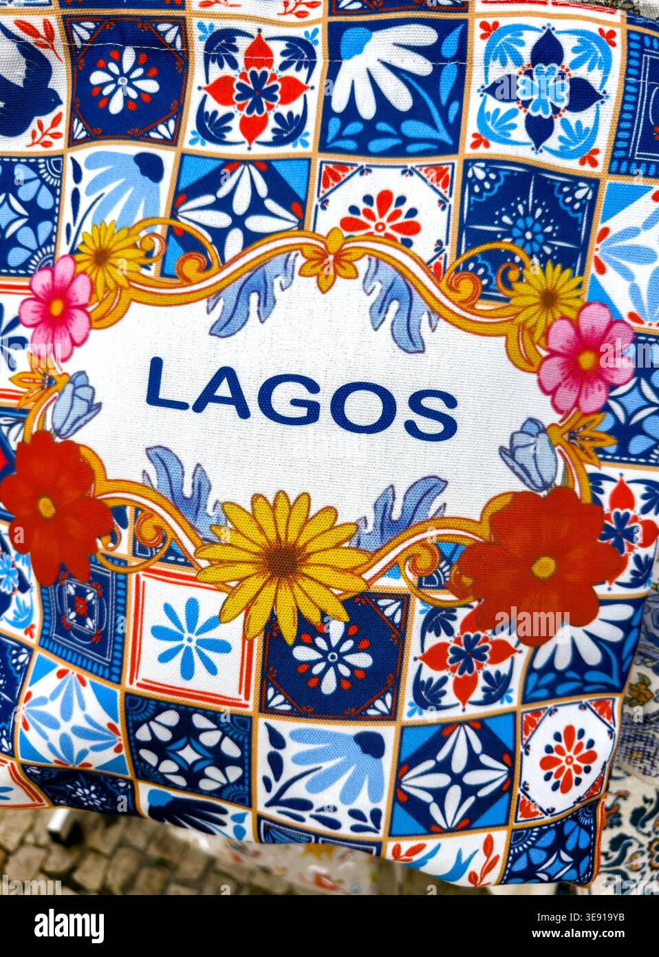 Borsa tote con testo Lagos e motivi di piastrelle azulejo venduta come souvenir turistico in Portogallo Foto Stock
