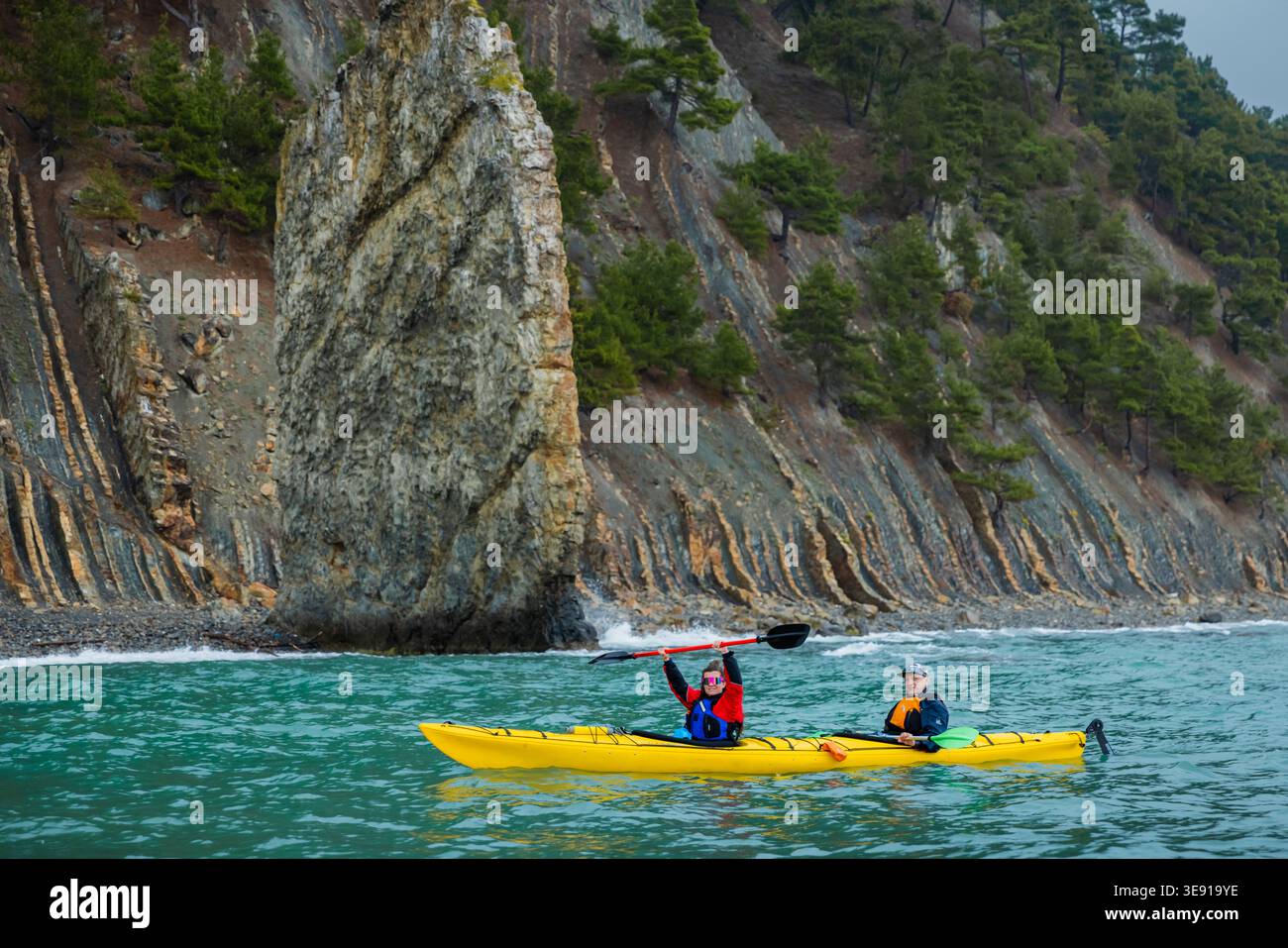 Dubrovnik, Croazia - 12 maggio 2025. Kayak in tandem lungo la costa marina in caso di pioggia Foto Stock