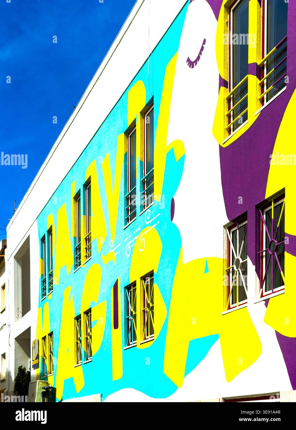 Vivace e colorato murale dipinto sulla facciata di un edificio di appartamenti con finestre moderne lagos algarve portugal Foto Stock