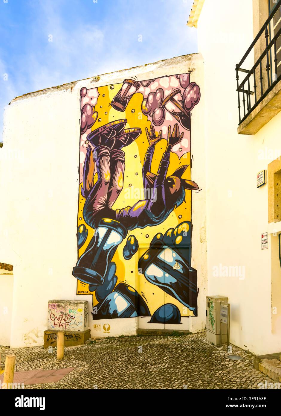 Murale di Street art di una persona che cade e occhiali da ora su un muro bianco di un edificio a Lagos Algarve in Portogallo - Immagine stock catturata con smartphone