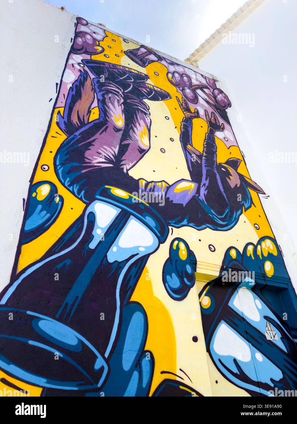 Murale di Street art di una persona che cade e occhiali da ora su un muro bianco di un edificio a Lagos Algarve in Portogallo - Immagine stock catturata con smartphone