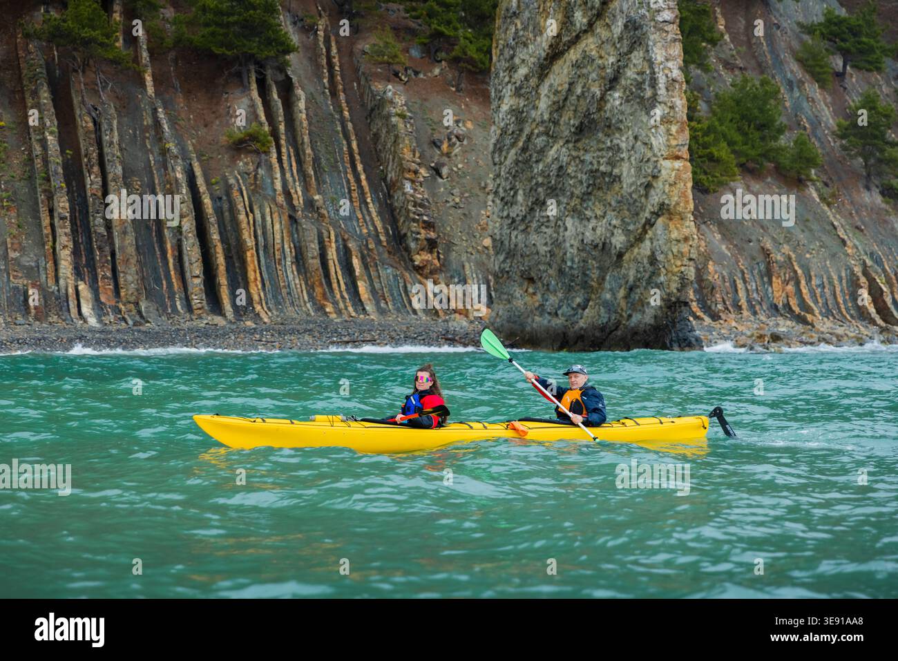 Dubrovnik, Croazia - 12 maggio 2025. Kayak in tandem lungo la costa marina in caso di pioggia Foto Stock