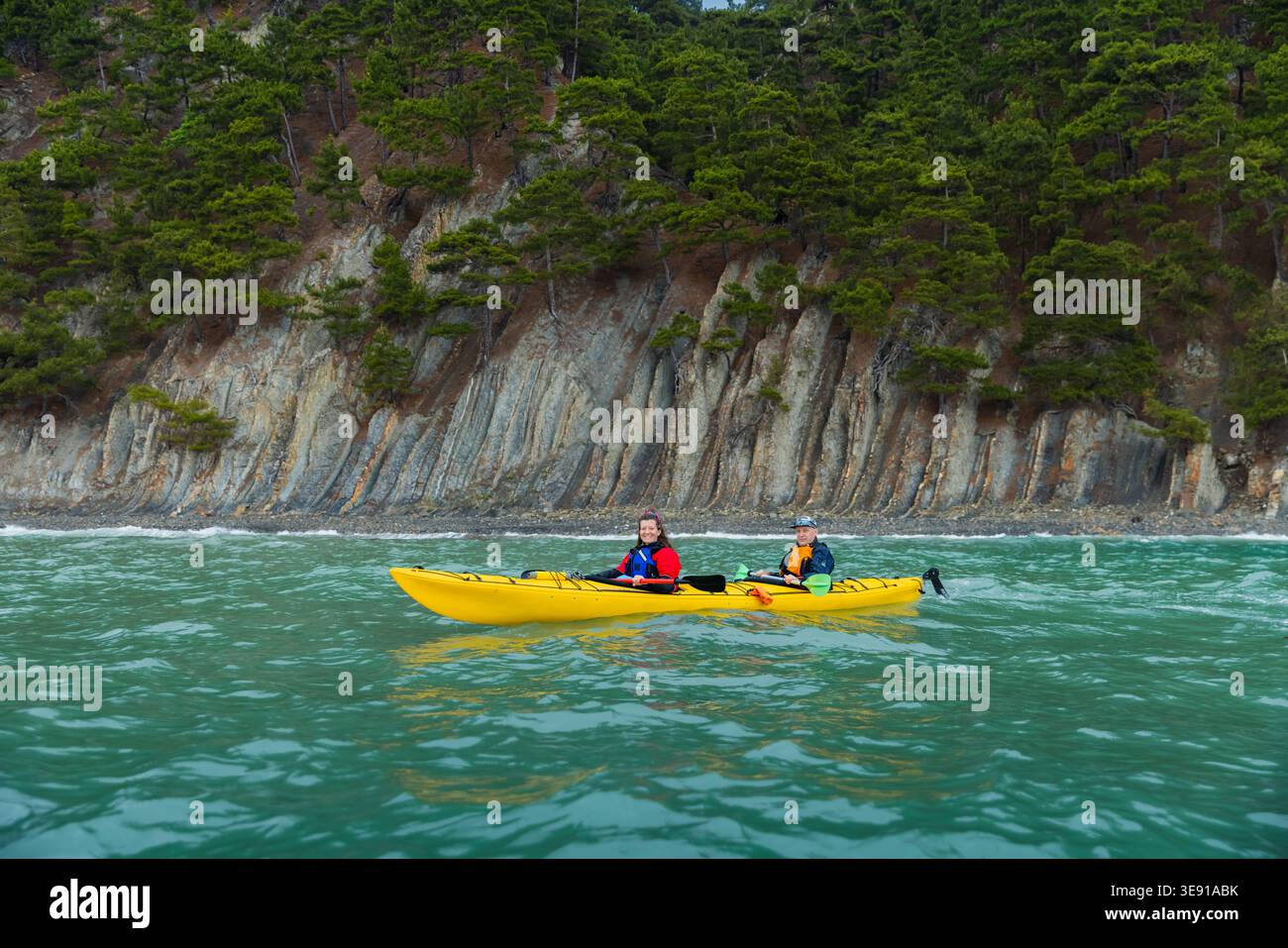 Dubrovnik, Croazia - 12 maggio 2025. Kayak in tandem lungo la costa marina in caso di pioggia Foto Stock