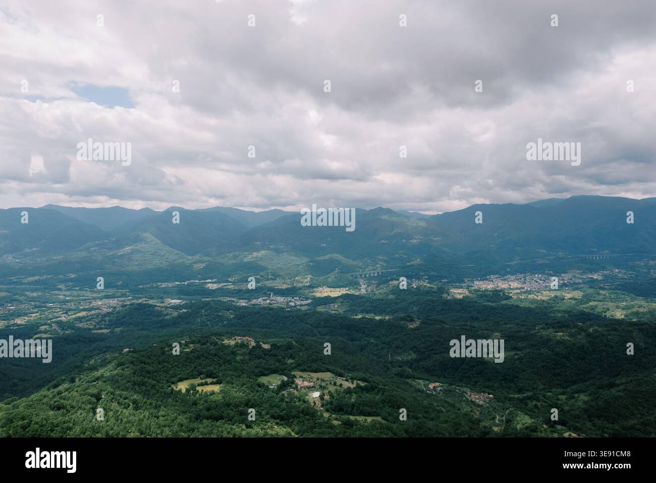 Panorami idilliaci della campagna. Tranquille colline ondulate sotto cieli nuvolosi con fattorie sparse Foto Stock