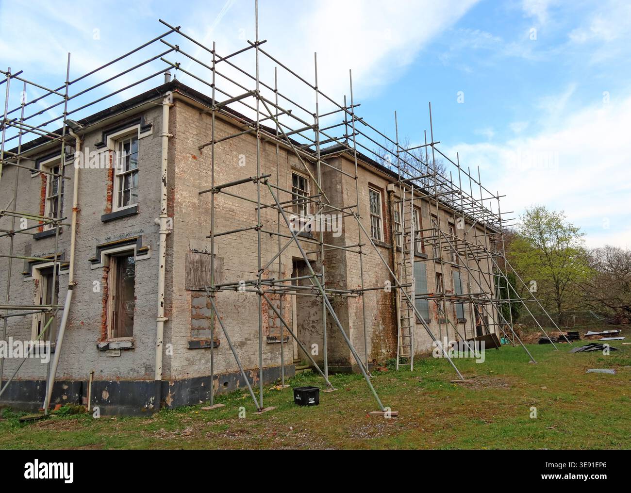 L'impalcatura circonda il recettore Grappenhall, classificato di grado II, in Church Lane, Warrington, durante i lavori di restauro. Foto Stock