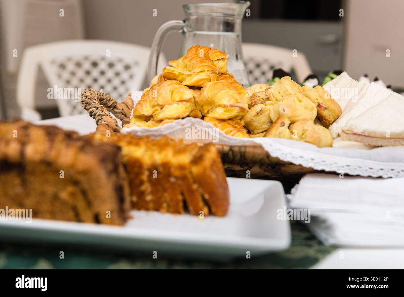 Una deliziosa colazione o un brunch a buffet con vari tipi di pasticcini, torte e panini, preparati per una piacevole mattinata Foto Stock