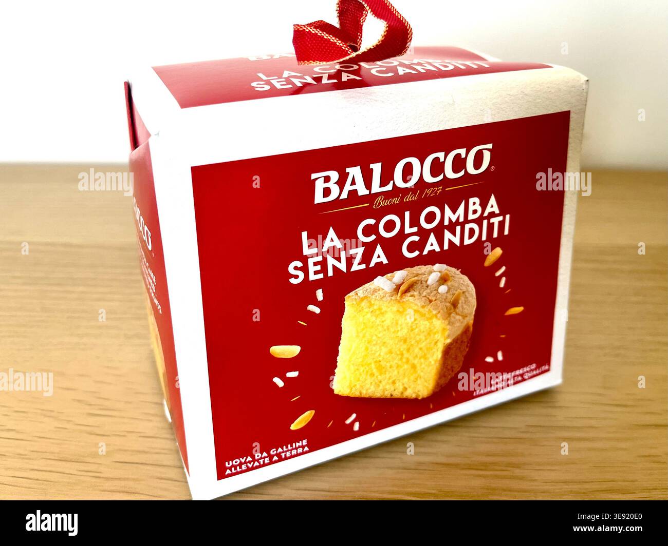 Colomba Cake la quintessenza della torta pasquale tradizionale italiana senza frutta candita, confezione in scatola di Balocco, Italia Foto Stock
