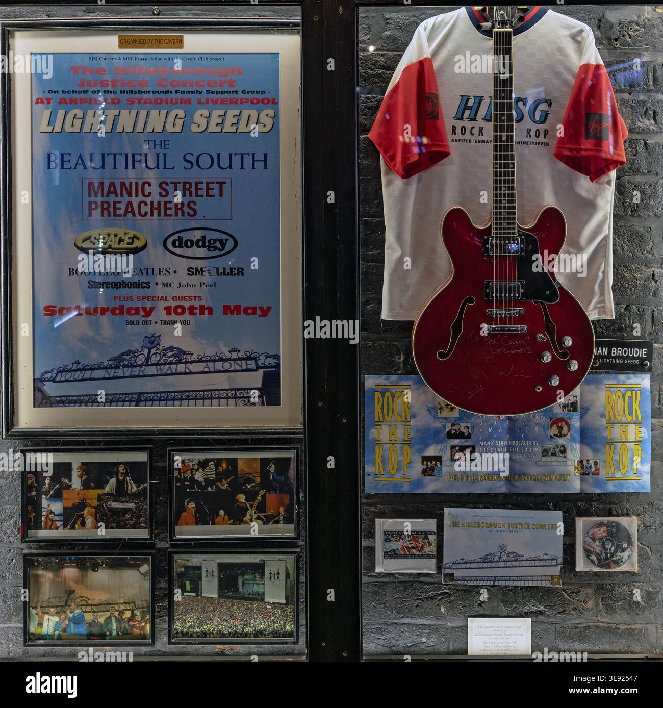 LIVERPOOL, Regno Unito - 2024: Una mostra commemorativa al Cavern Club in onore dell'Hillsborough Justice Concert. Foto Stock