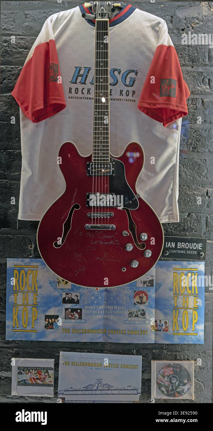 LIVERPOOL, Regno Unito - 2024: Una mostra commemorativa al Cavern Club in onore dell'Hillsborough Justice Concert. Foto Stock