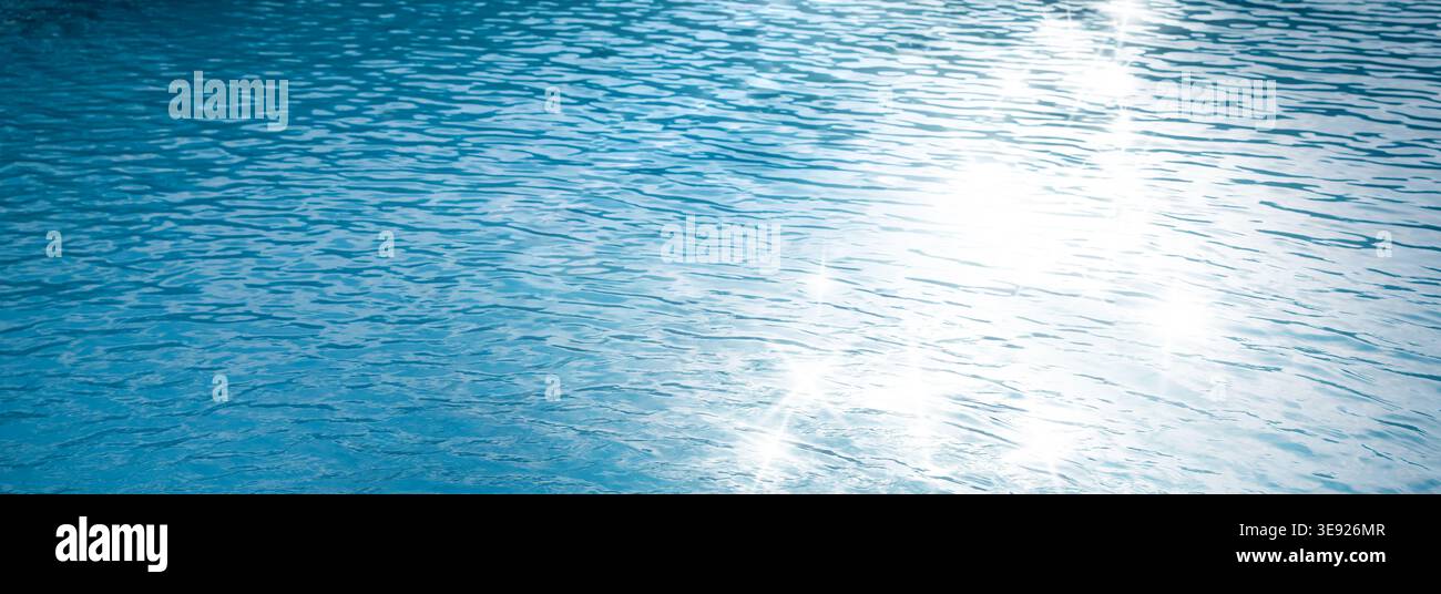 Luce solare scintillante sulla superficie dell'acqua. Design banner Foto Stock