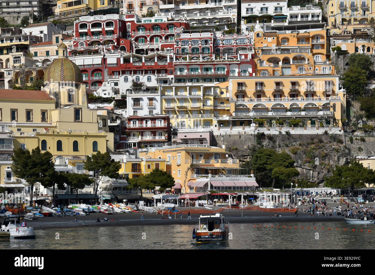 La città di Positano, sulla Costiera Amalfitana, con edifici che si estendono fino alla collina dal porto. Foto Stock