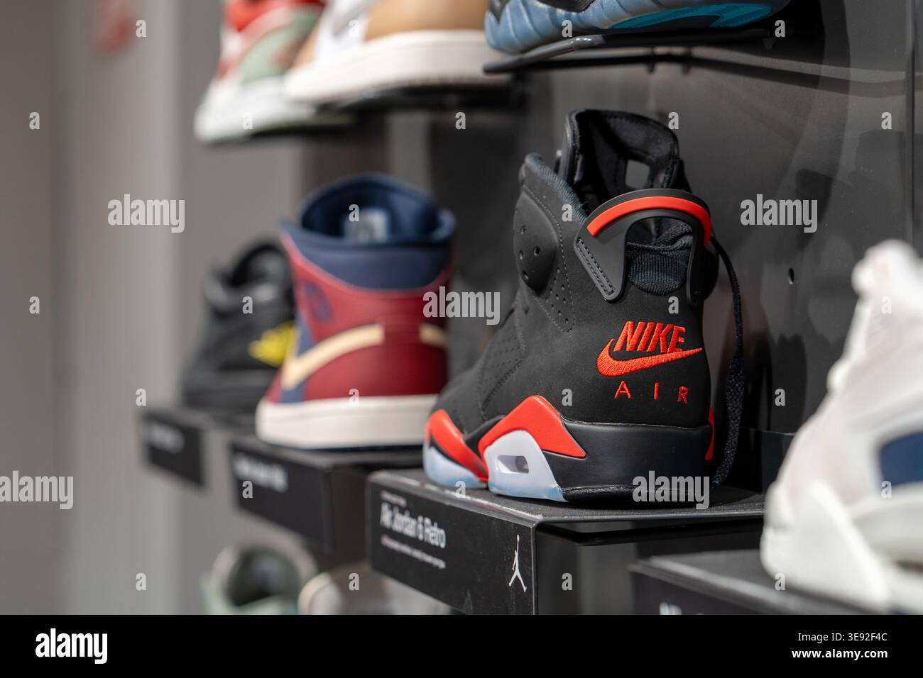 Nuovissime scarpe da sneaker Nike Air. Primo piano con il logo Nike sulle sneakers. Sneakers Nike Air in mostra presso il brand store. Minsk, Bielorussia - 30 marzo 2026 Foto Stock