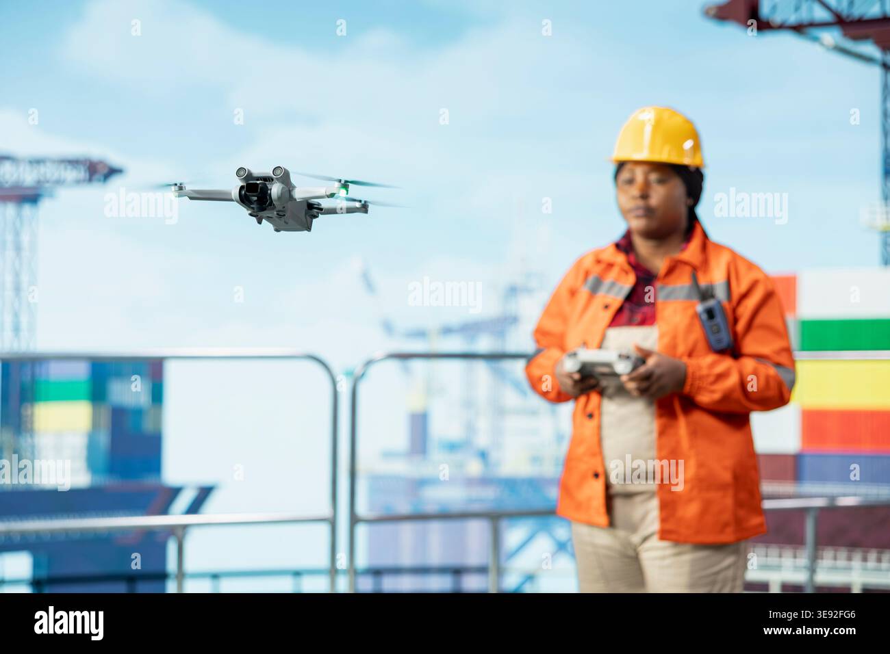 Il carro offshore supervisiona le operazioni di coperta con droni ad alta tecnologia, garantendo la conformità ai protocolli di sicurezza. Il lavoratore esegue la manutenzione preventiva dell'infrastruttura dei carri di perforazione con la sorveglianza dei droni UAV Foto Stock