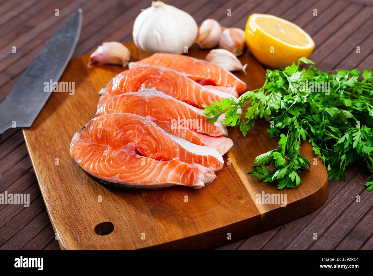 Bistecche di salmone fresche a fette Foto Stock