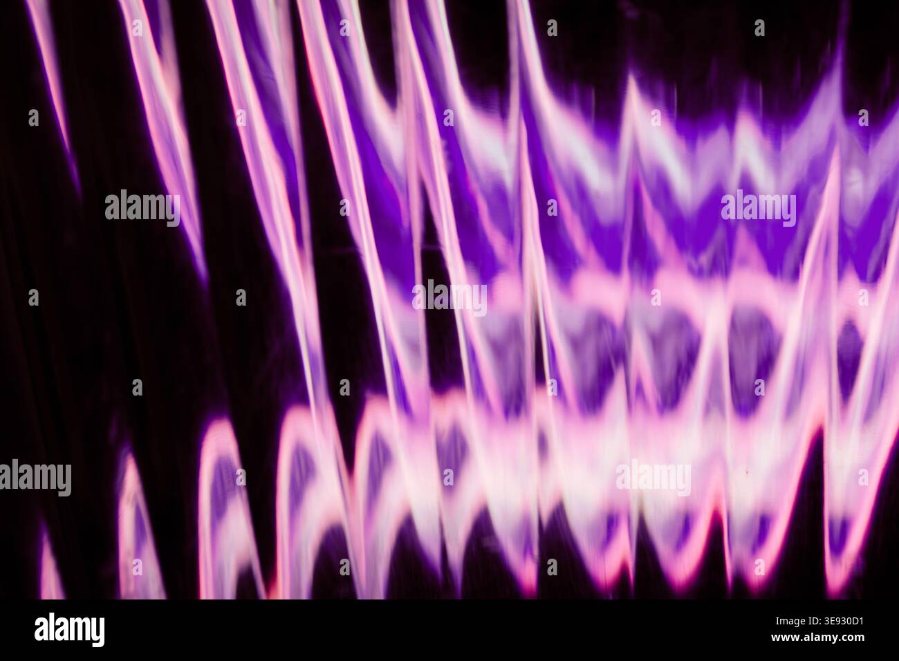 Sequenze di luce al neon viola e rosa ondulate riflesse attraverso il vetro testurizzato Foto Stock