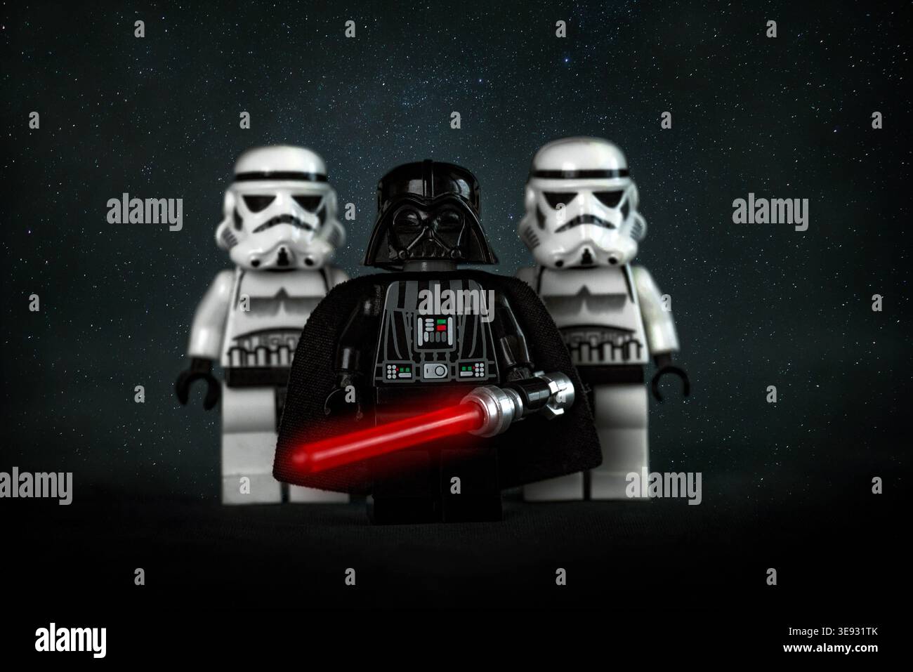 LEGO Star Wars Storm Troopers e Dart Fener su sfondo nero. Editoriale illustrativo Foto Stock