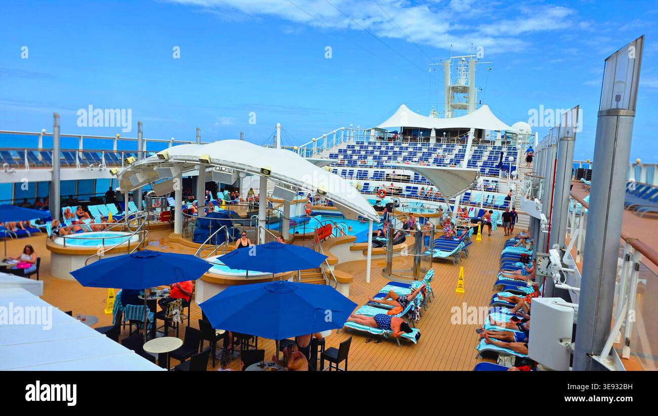 NCL Norwegian Dawn pool deck a Falmouth, nazione insulare sovrana della Giamaica nei Caraibi e membro del Commonwealth britannico. 03.01.26 Foto Stock