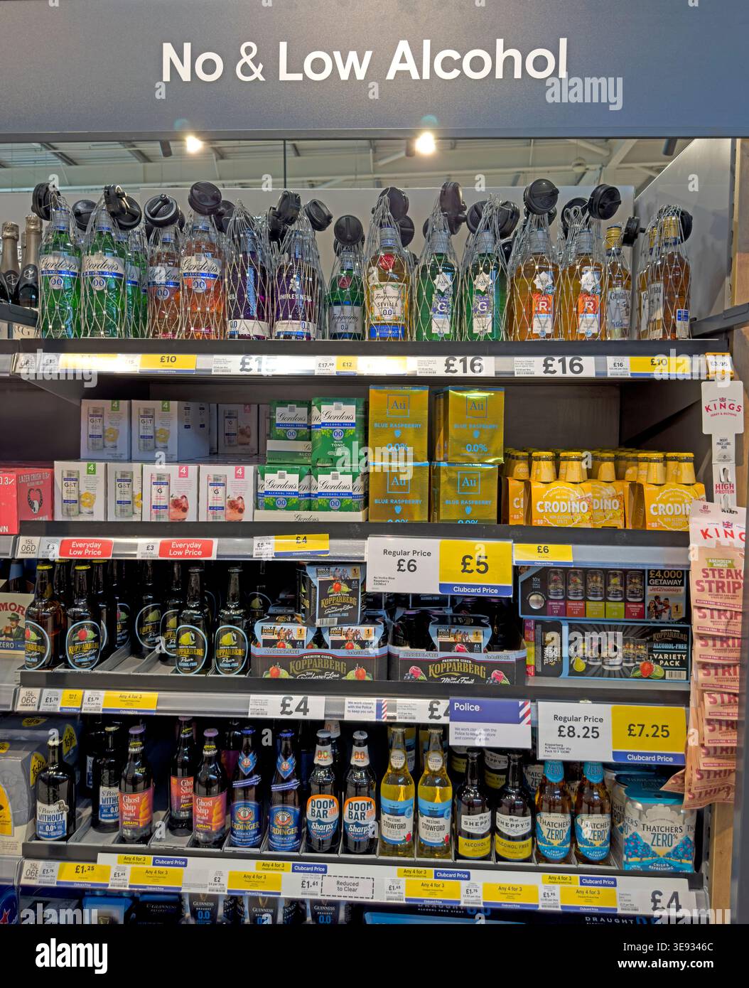 Il supermercato Tesco è basso e non presenta bevande alcoliche nel Regno Unito, mostrando birre, sidri e bevande alcoliche alternative con prezzi di scaffale prominenti Foto Stock