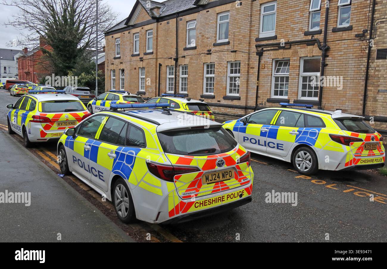 Diverse auto della polizia del Cheshire assemblate fuori dalla stazione di polizia di Warrington in Arpley Street nel centro di Warrington. Foto Stock
