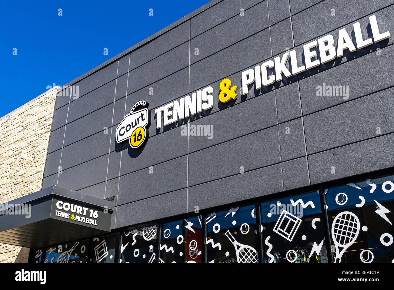 Campo 16 campi da tennis e pickleball al coperto Foto Stock